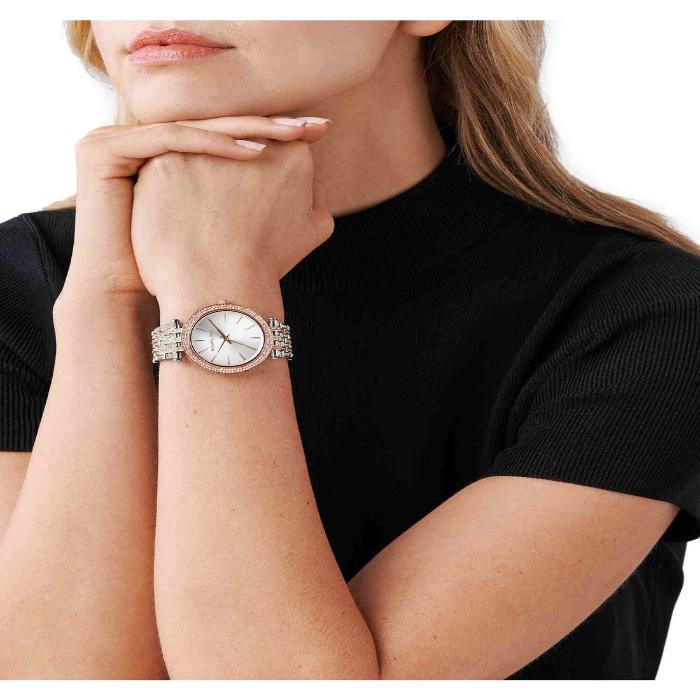 women wearing watch on her wrist